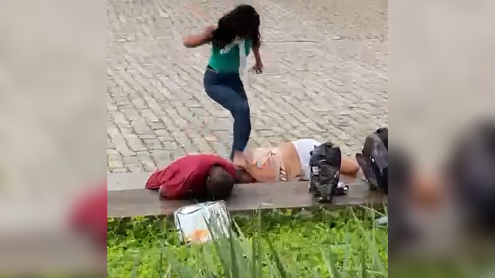 “Chute na cabeça”: Briga entre moradores de rua bêbados é registrada em plena luz do dia em Florianópolis