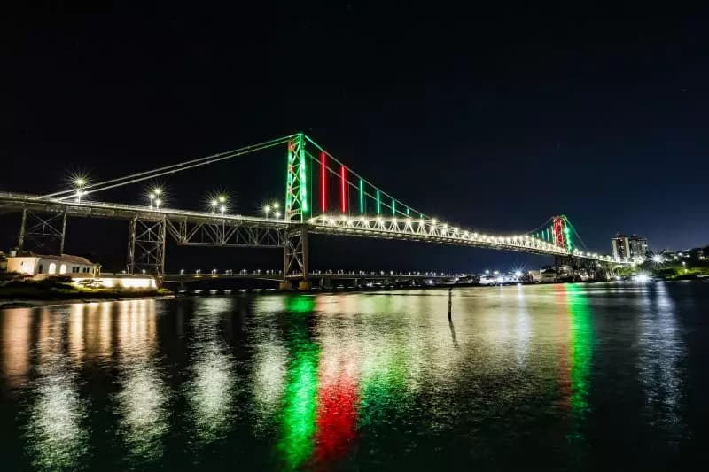 Florianópolis entra no espírito natalino com a Ponte Hercílio Luz iluminada