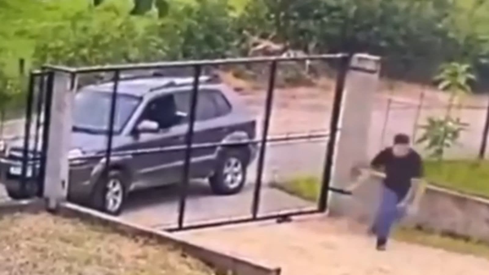 Empresário é baleado no portão de empresa por homens encapuzados em SC