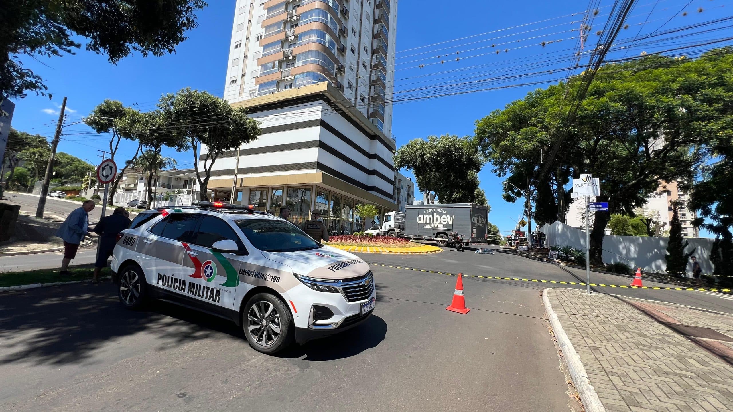Motociclista morre após colidir com caminhão de bebidas em rotatória
