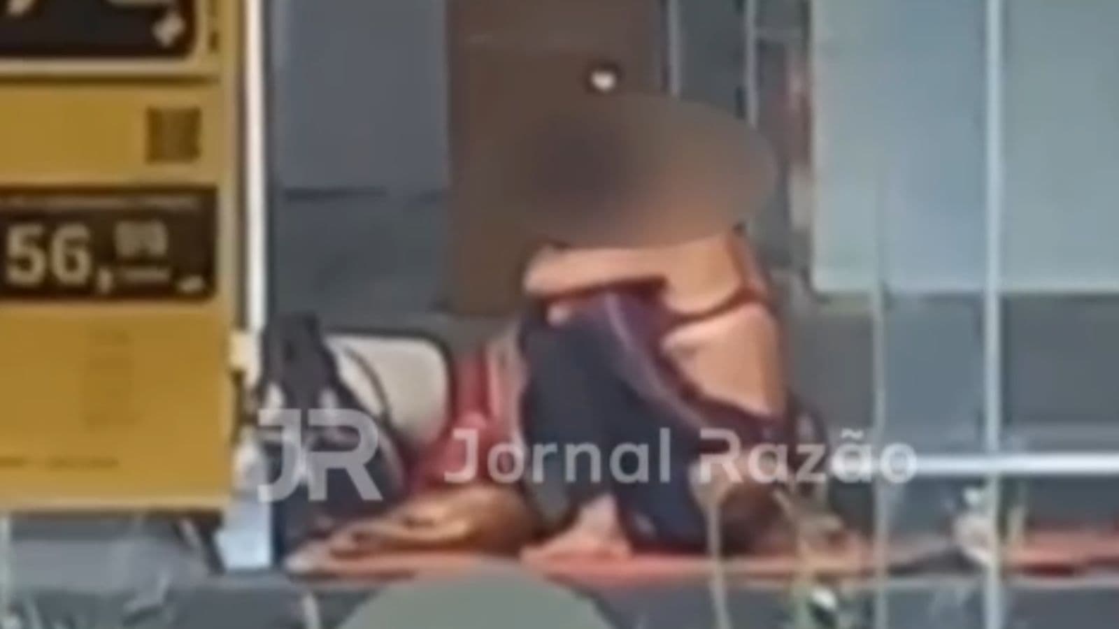 “A luz do dia”: Casal de moradores de rua é flagrado fazendo sexo em via pública em Santa Catarina