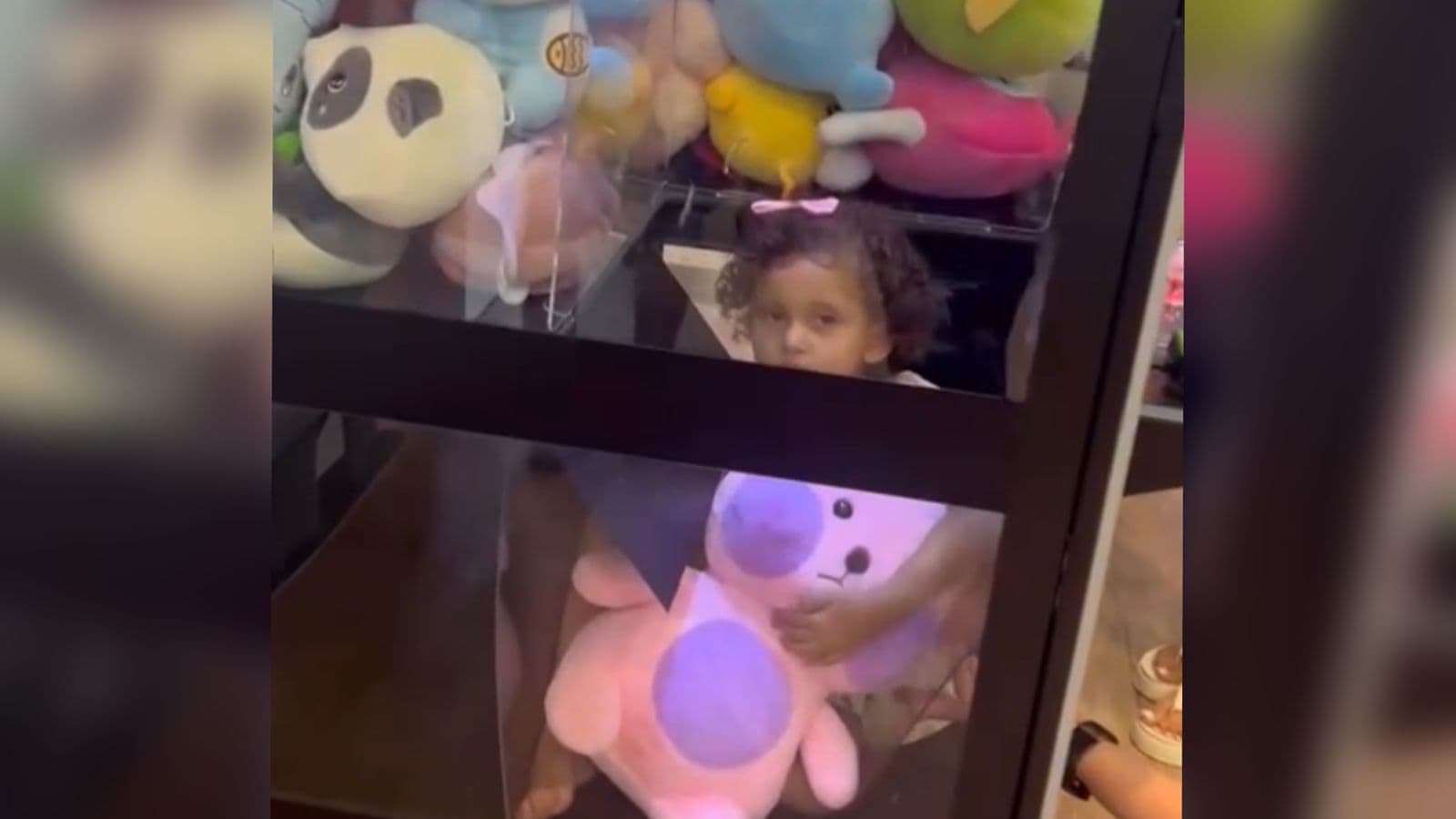 “O jeito mais fácil de pegar”: Menina de 3 anos fica presa em máquina de ursos de pelúcias em Santa Catarina