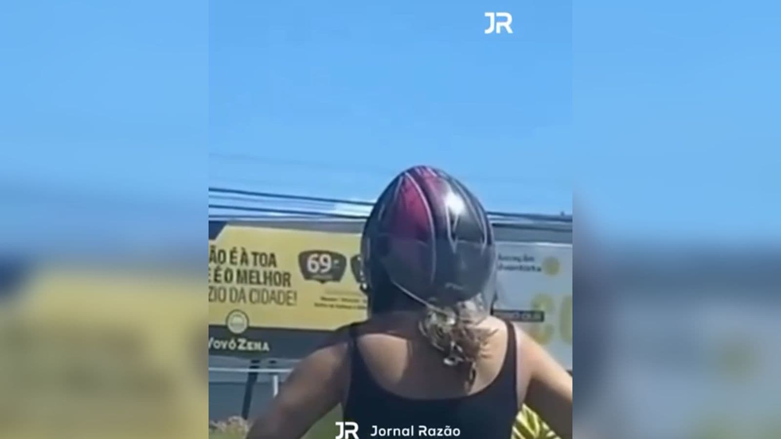 “Se a moda pega”: mulher é flagrada com capacete ao contrário na garupa de moto