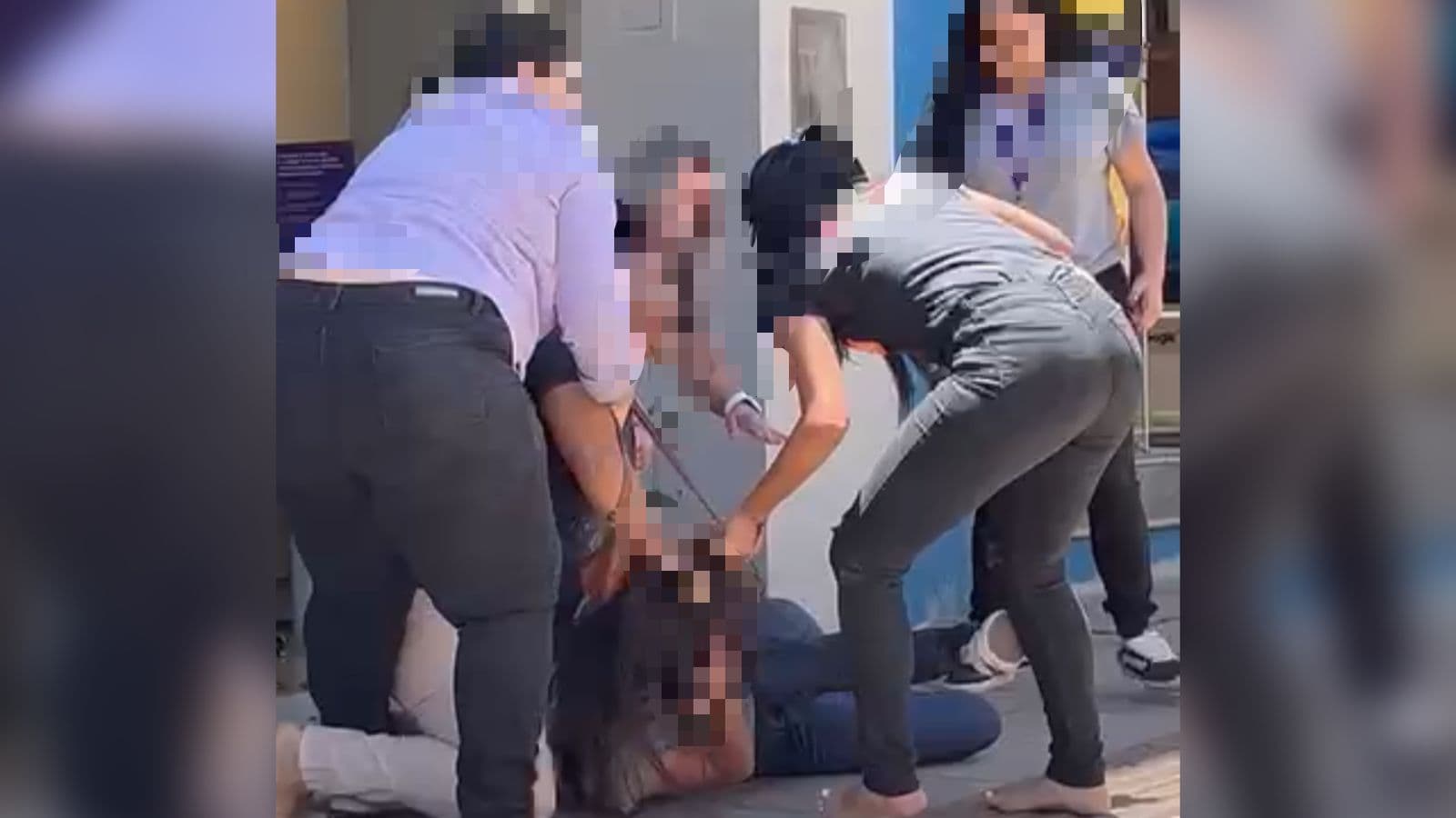 Briga entre mulheres termina com golpe de estilete em frente de loja