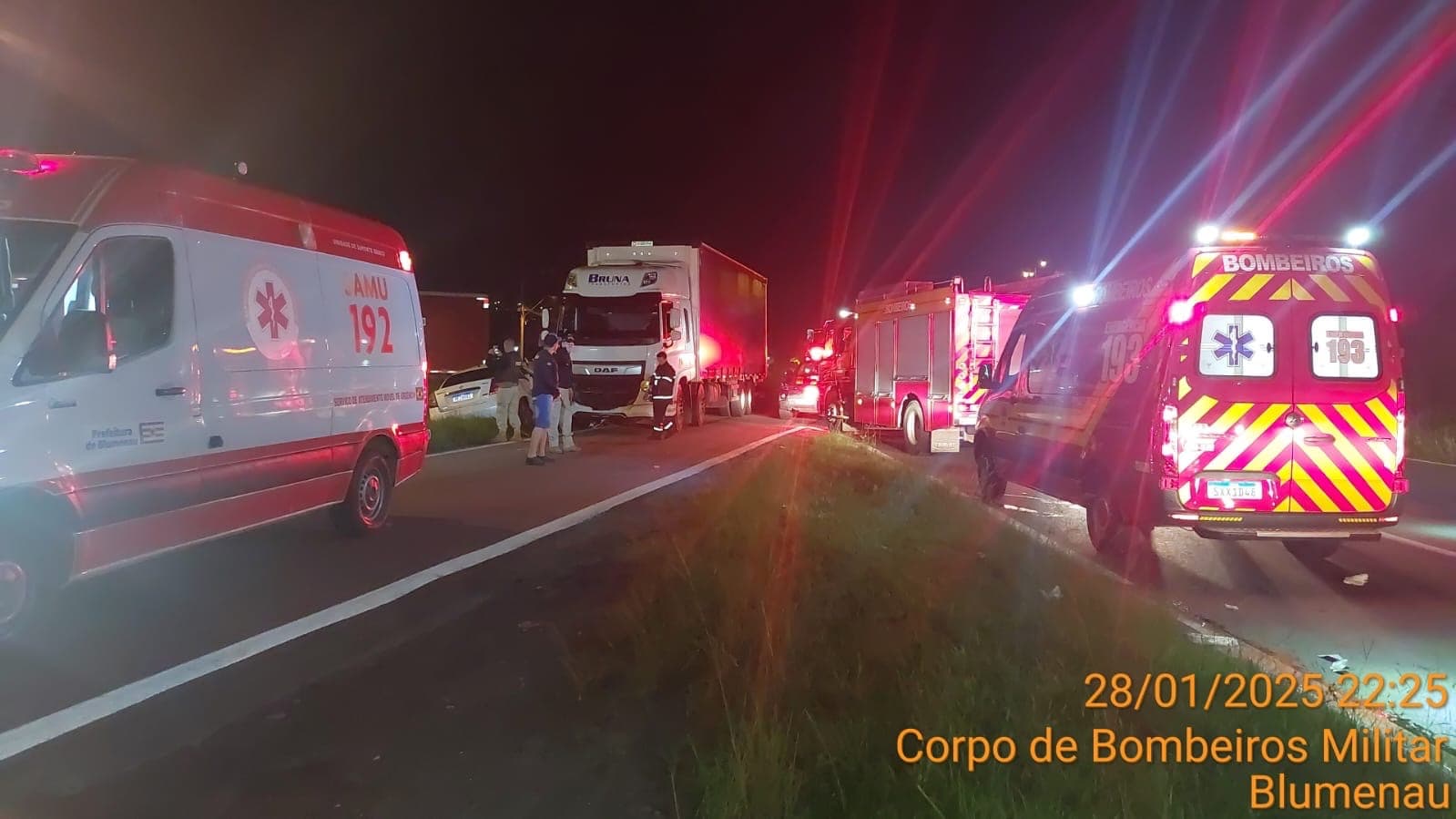Acidente grave na BR-470: mãe e cinco crianças ficam feridas após colisão com caminhão