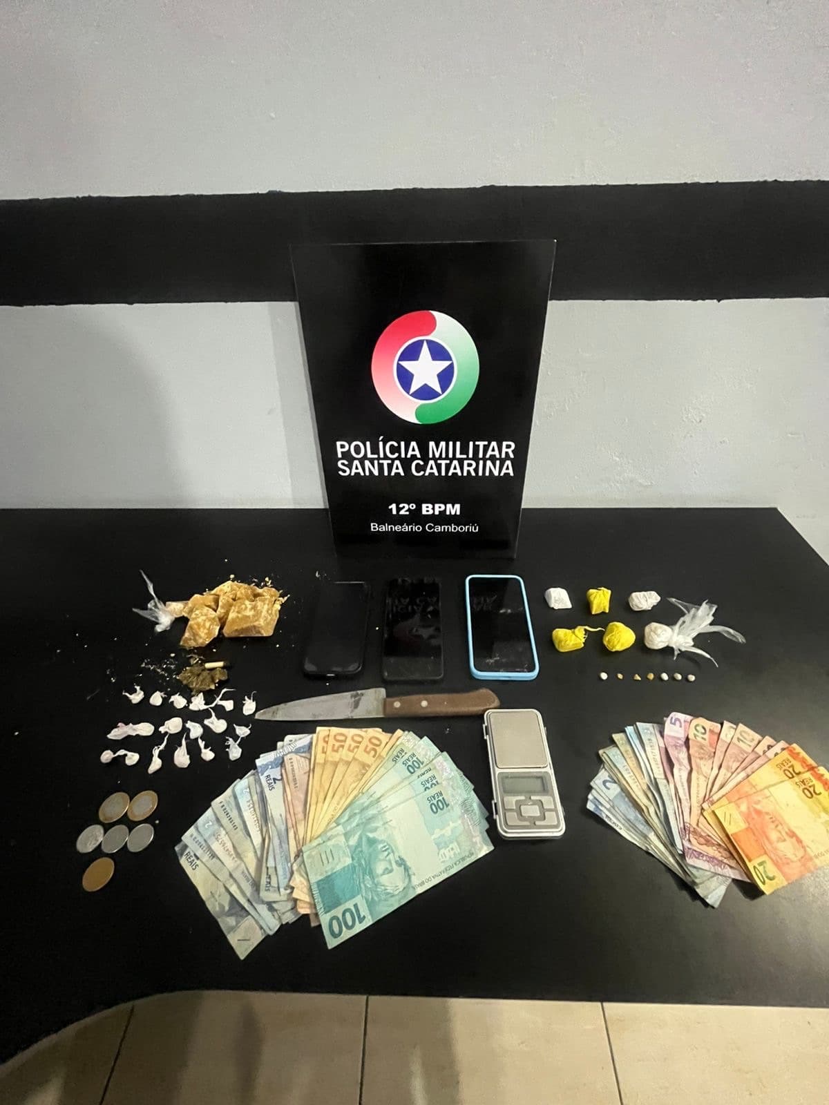 Polícia flagra tráfico de drogas em terreno e prende quatro em Balneário Camboriú
