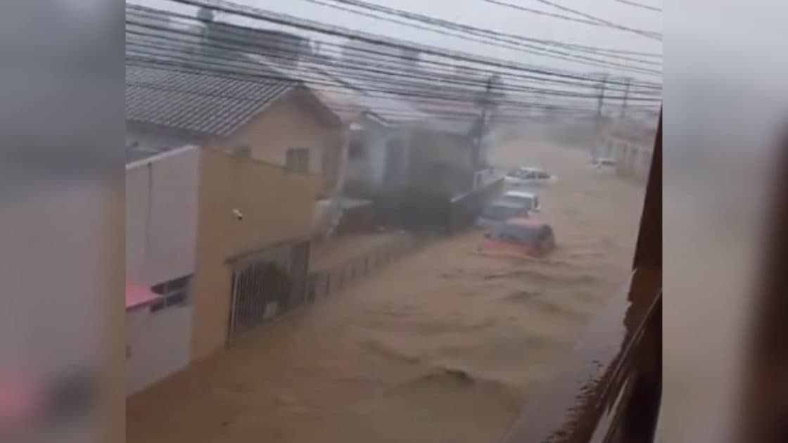 “Deus tenha misericórdia”: Rua se transforma em rio e correnteza arrasta veículos em Governador Celso Ramos