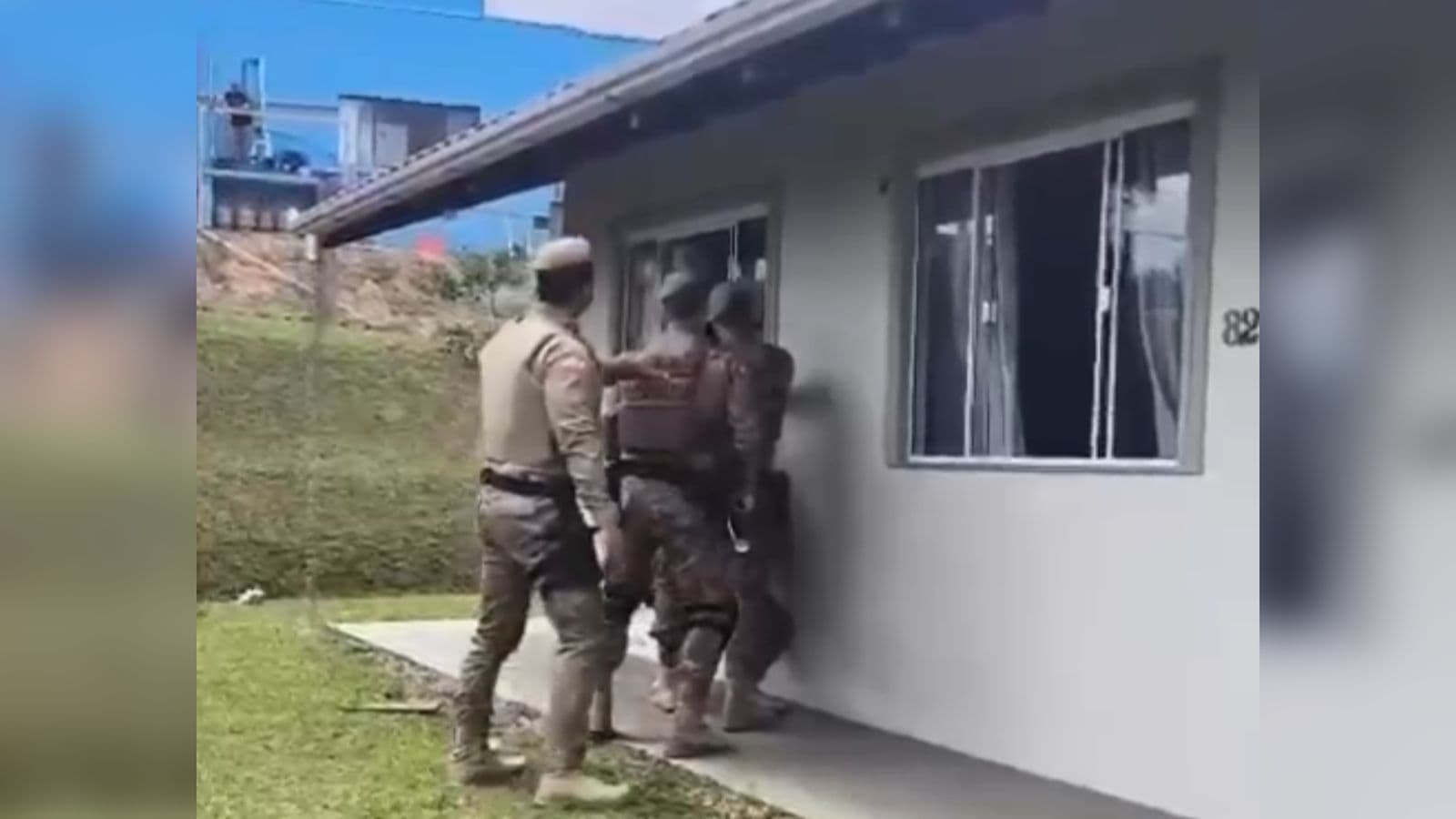 Imagens mostram o momento da prisão de jovem que matou irmã de 4 anos com facada no pescoço em SC
