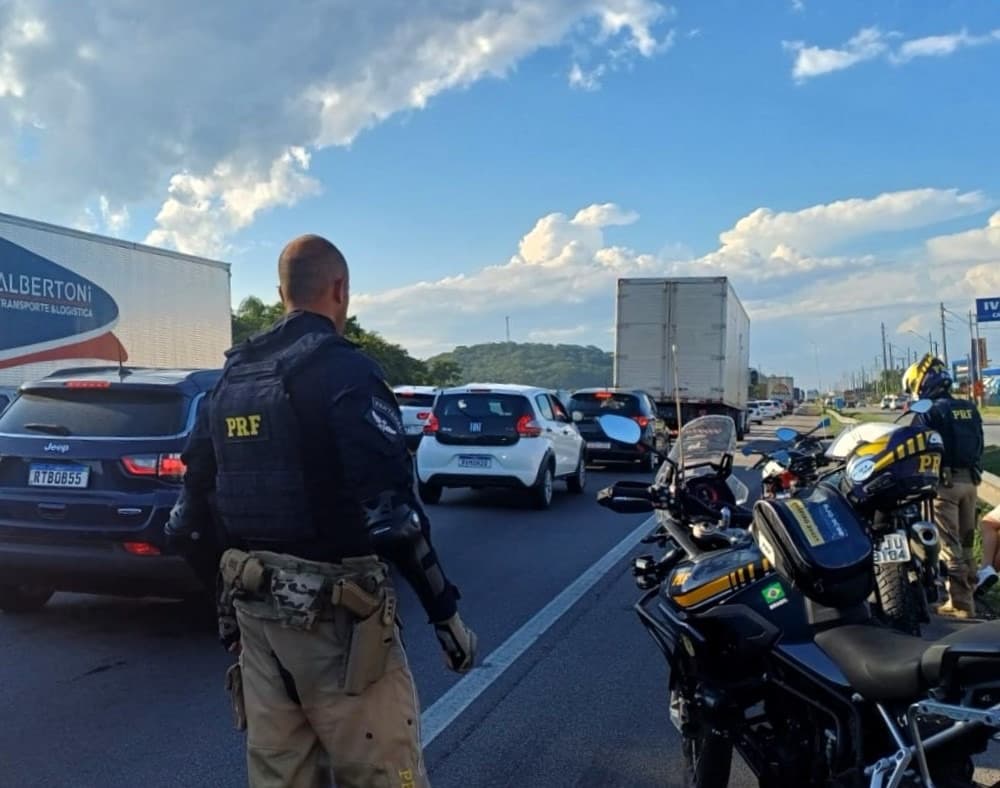 Mais de 600 motoristas ignoram regras e transitam pelo acostamento em rodovias de SC