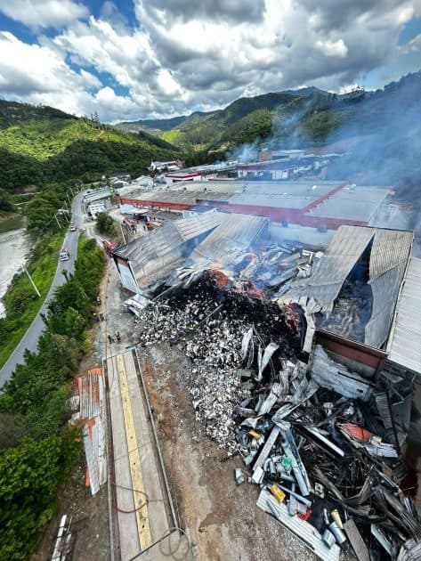 Incêndio em galpão desafia bombeiros por mais de 17 horas em SC