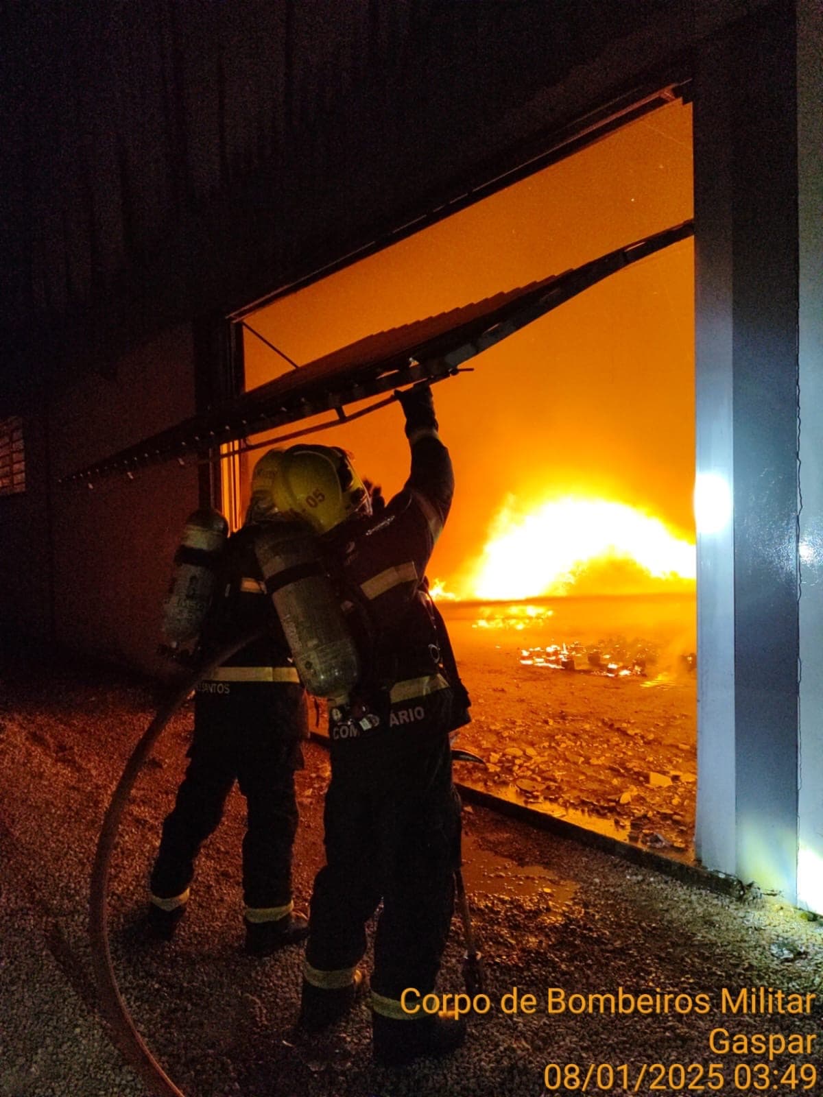 Incêndio de grandes proporções destrói galpão em Gaspar e deixa prejuízo milionário