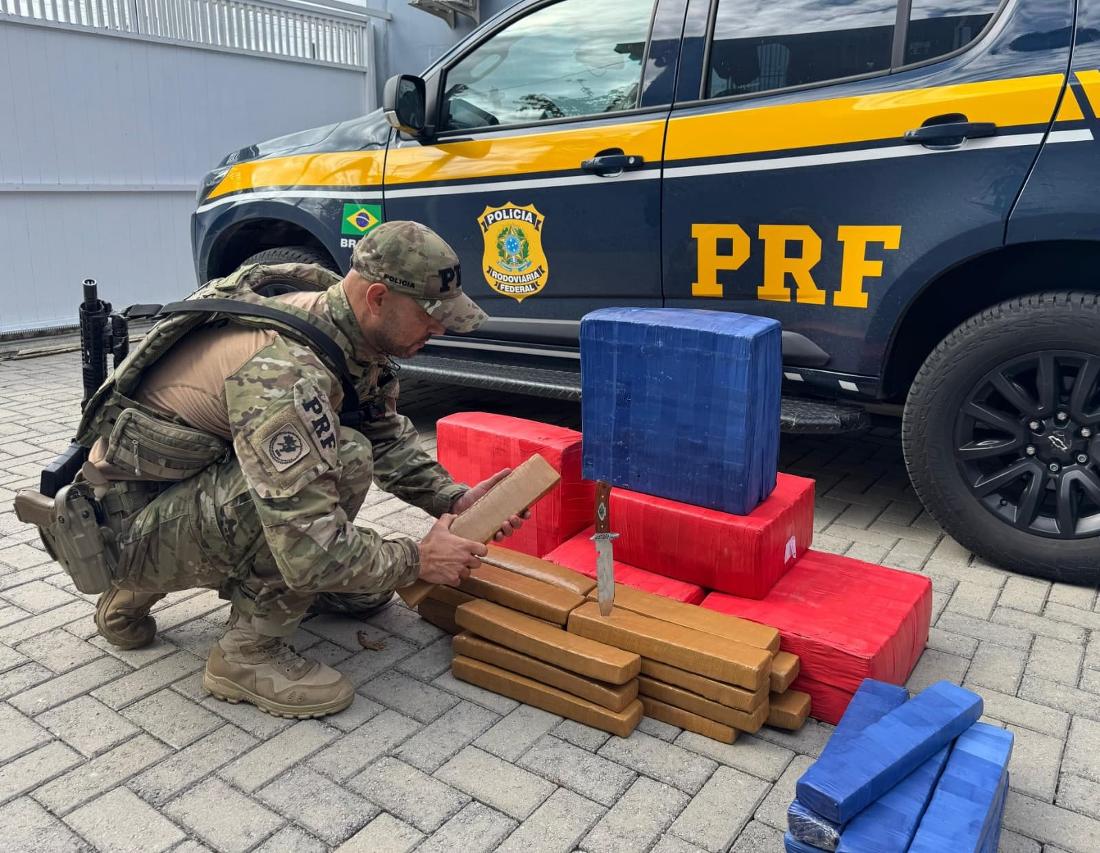 Carro com suspensão baixa levanta suspeita e leva à apreensão de 132 kg de maconha