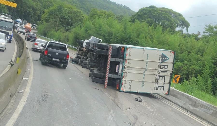 Carreta tomba na BR-101 e caos toma conta do trânsito em Palhoça