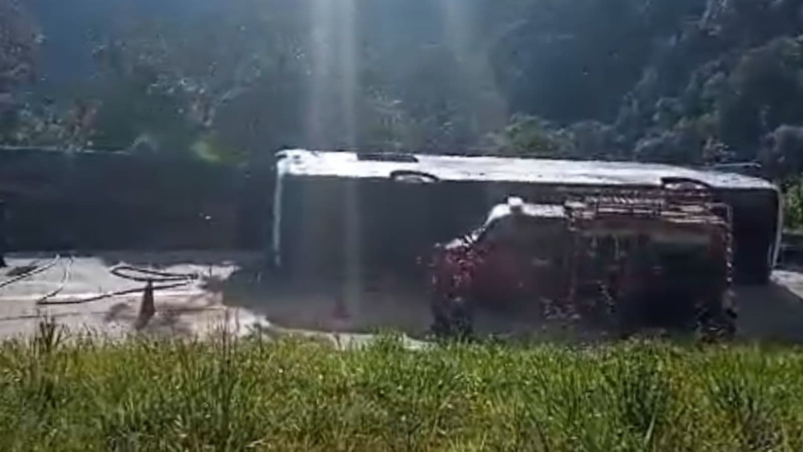 Ônibus tomba com passageiros na Serra Dona Francisca e mobiliza bombeiros