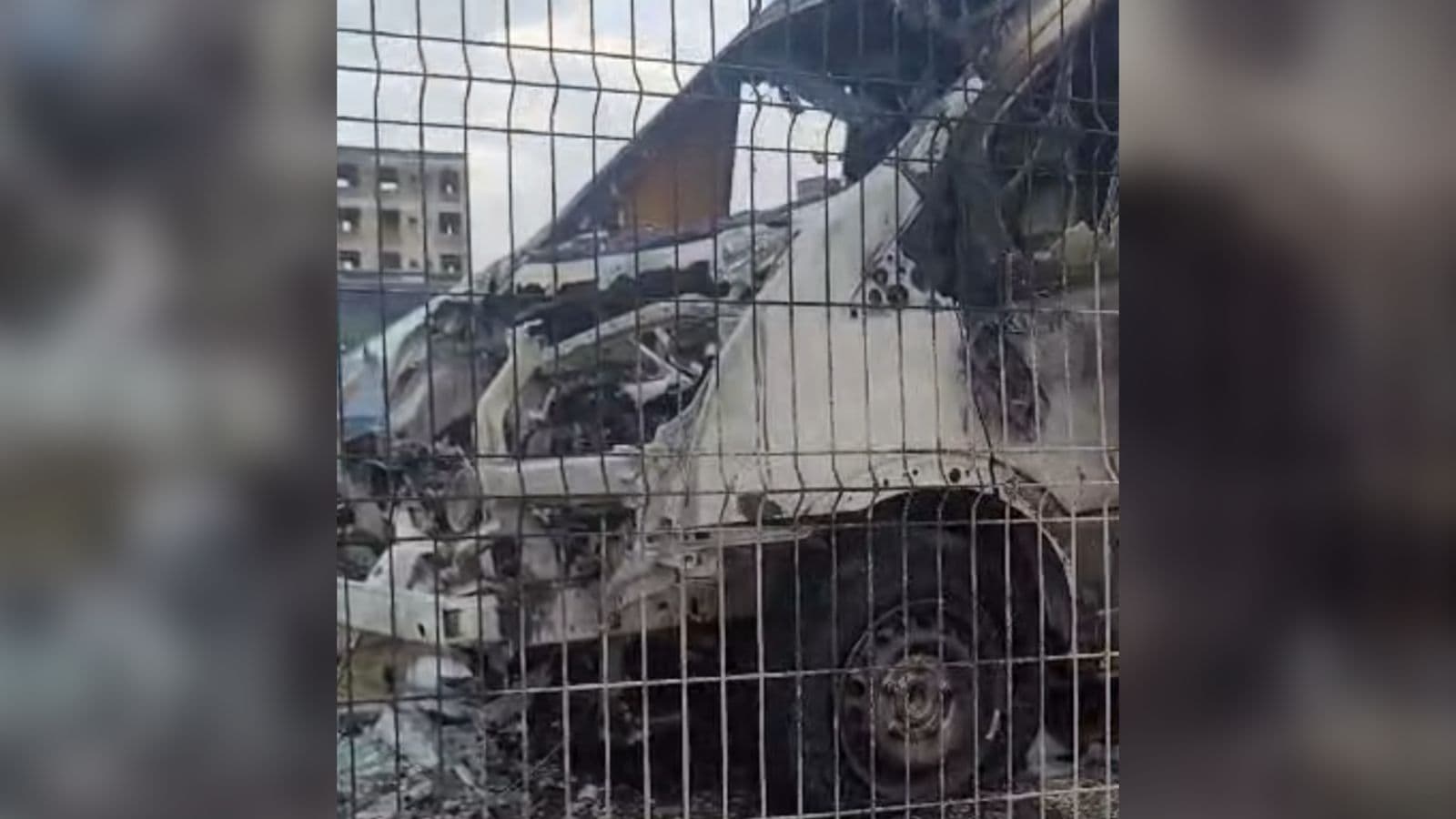Colchão de morador de rua pega fogo e atinge veículos de concessionária em Balneário Camboriú