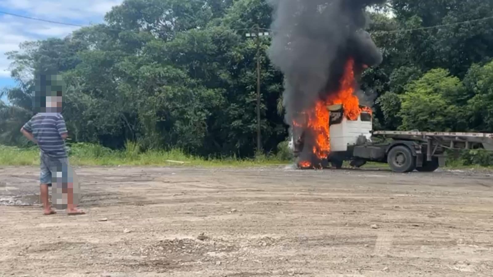 Motorista coloca fogo em caminhão na BR-101 e deixa patrão no prejuízo