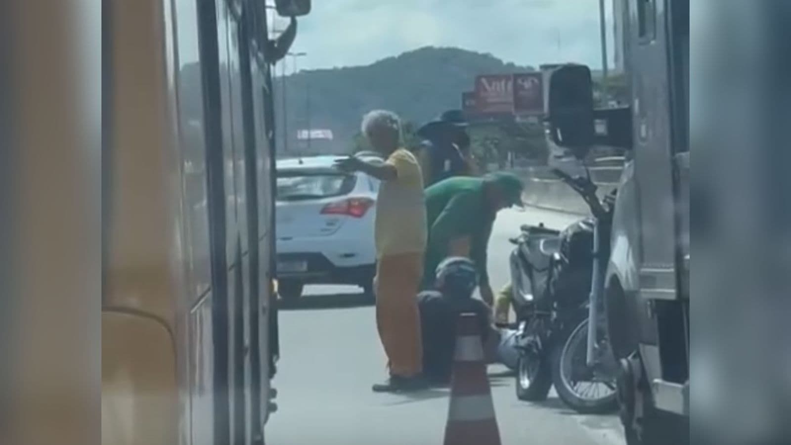 Pneu de moto explode e causa acidente na BR-101 em Balneário Camboriú