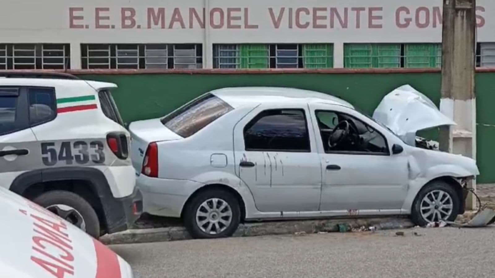 Passageira perde a vida após carro colidir com poste em Major Gercino