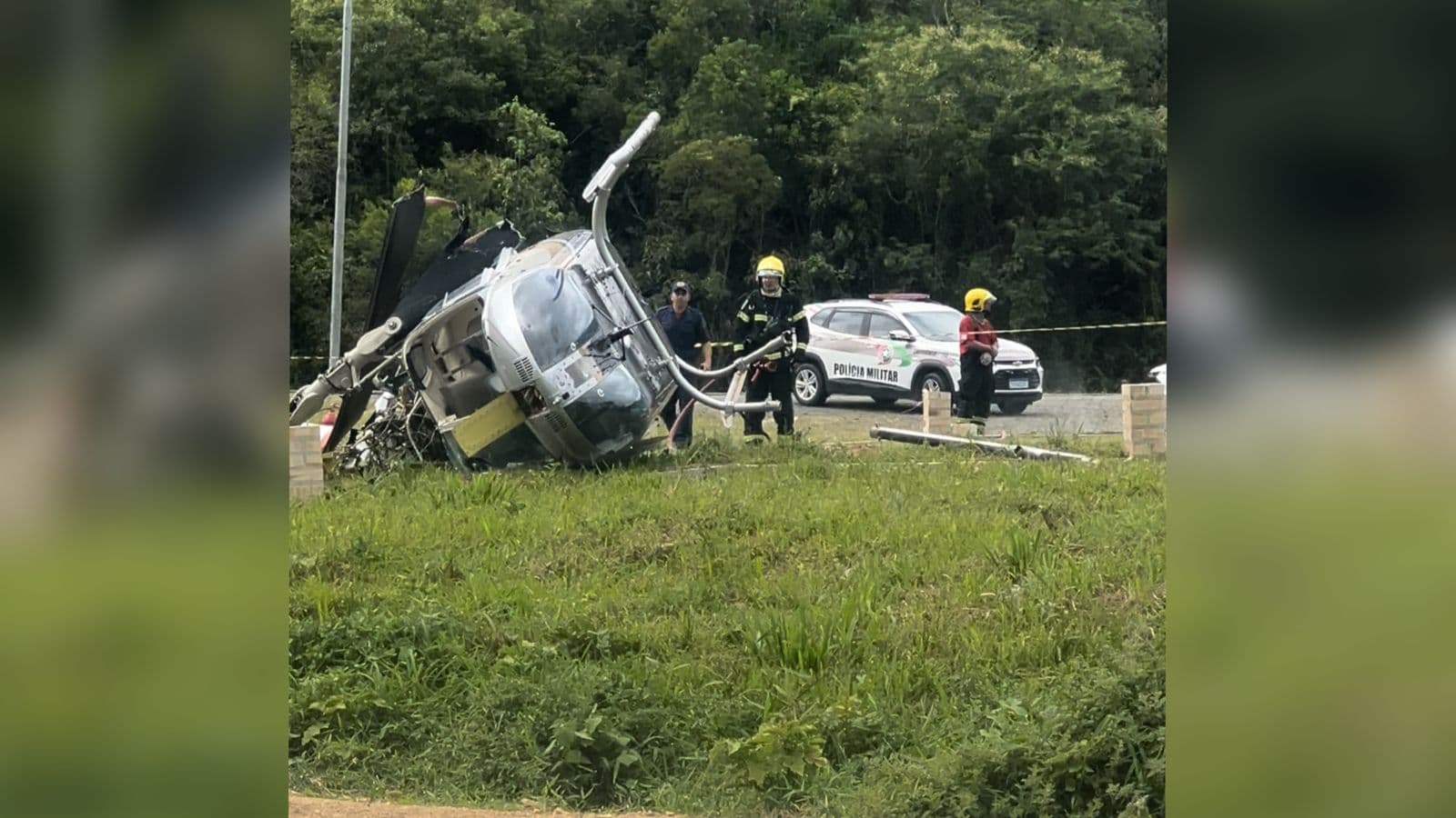 Helicóptero de passeio cai em praia de Santa Catarina