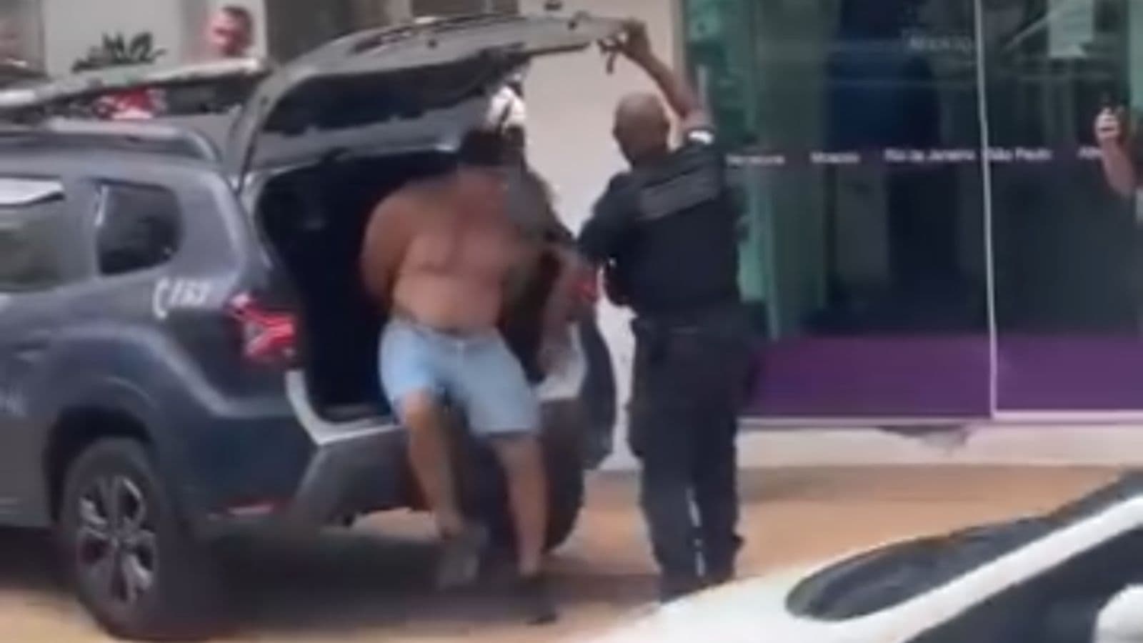 Influenciador Toguro é levado à delegacia após tumulto em abordagem de trânsito Balneário Camboriú