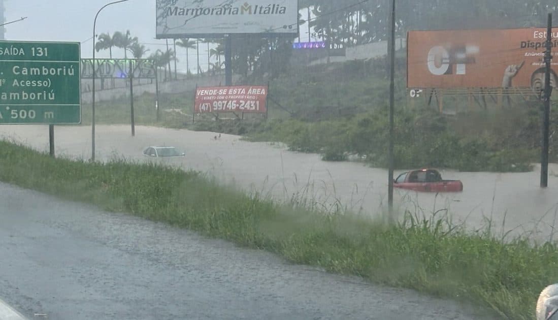 Carros submersos e caos no trânsito: chuvas paralisam Balneário Camboriú