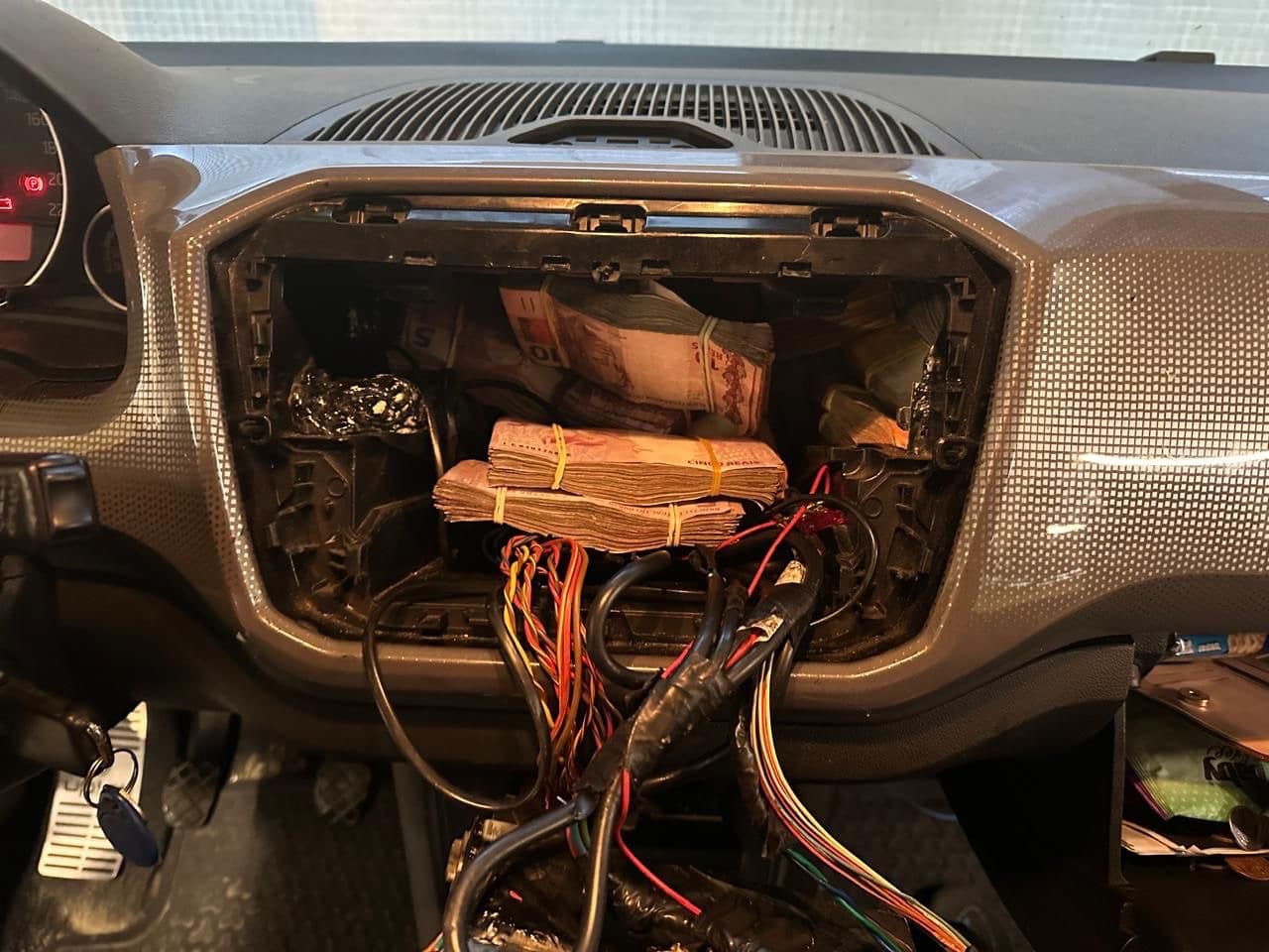 Motorista fichado é preso com quase meio milhão em painel de carro na BR-101