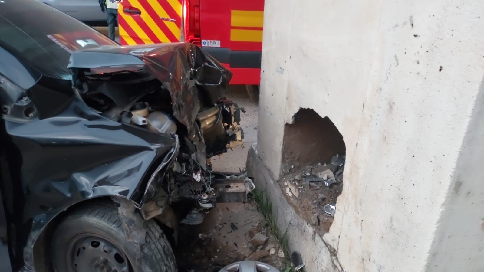 Motorista colide em pilar de ponte e é resgatado entre a vida e a morte em Brusque