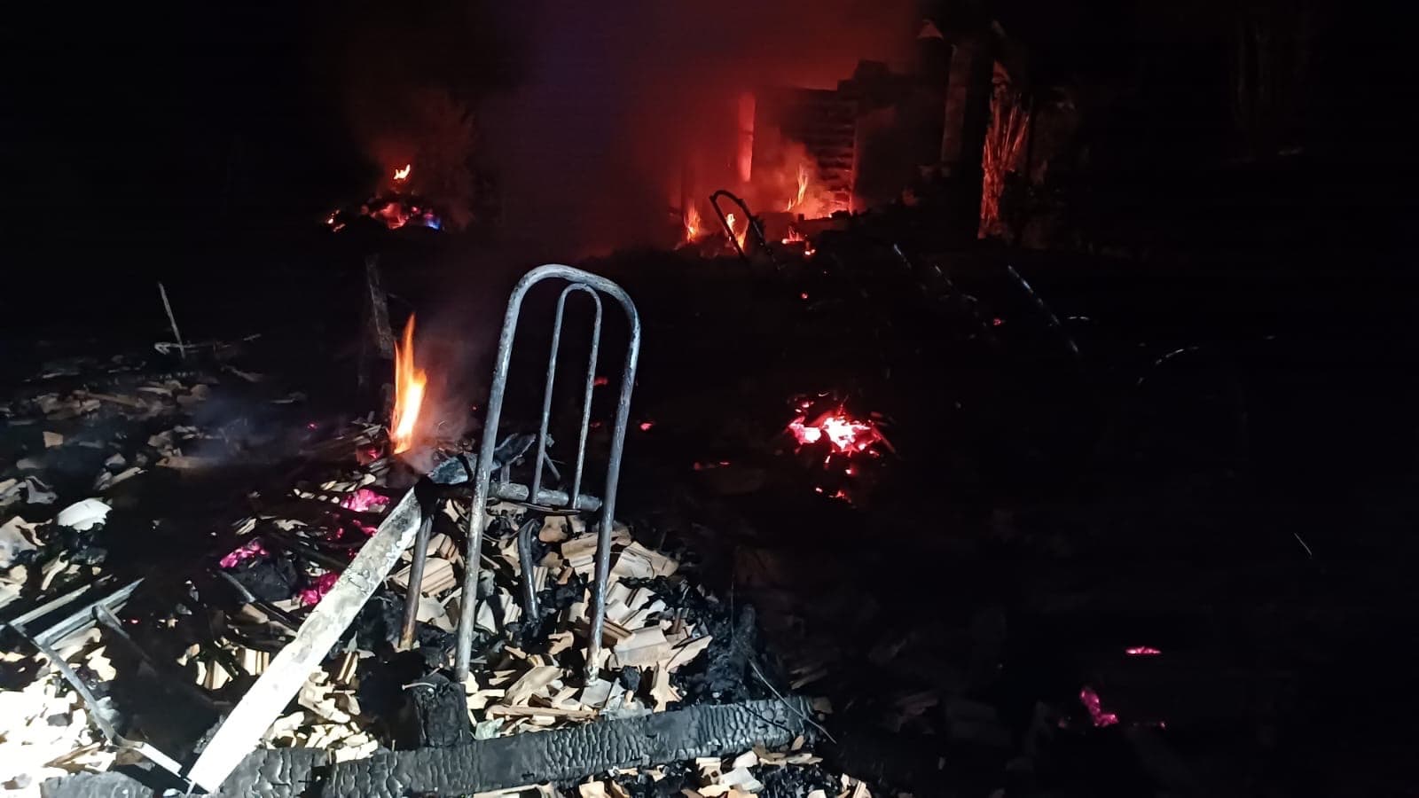 Homem ateia fogo em casa durante surto em Santa Catarina