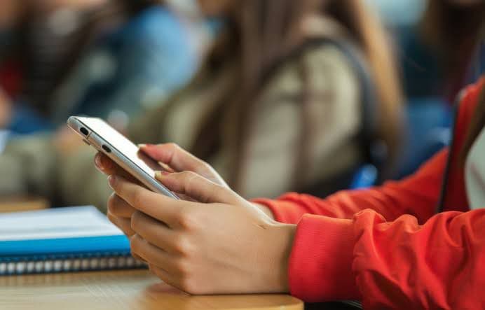 “Até no recreio”: Uso de celular está proibido nas escolas públicas e privadas
