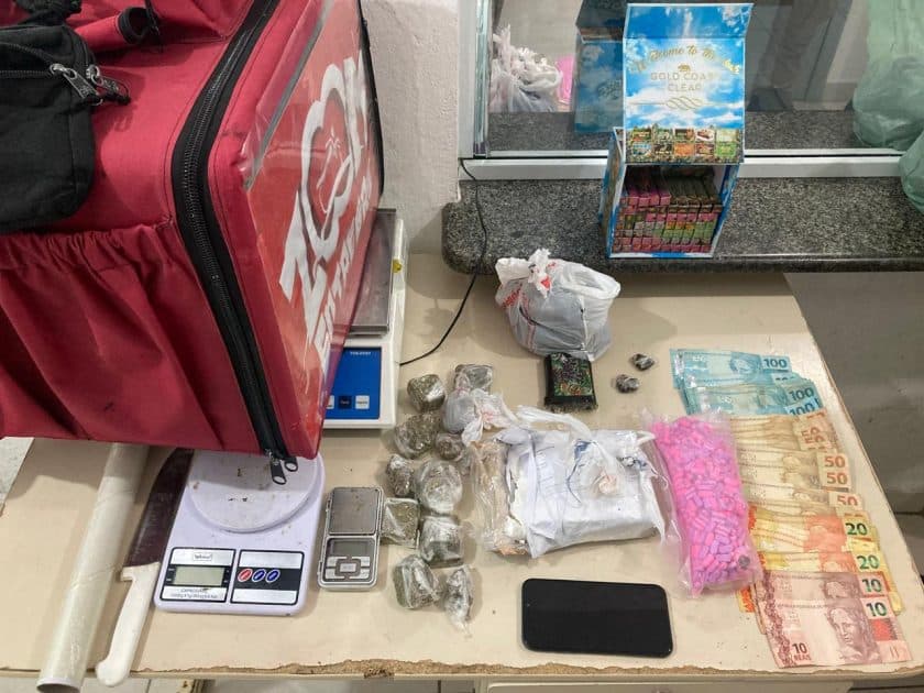 Motociclista em fuga leva polícia a depósito de drogas em Porto Belo