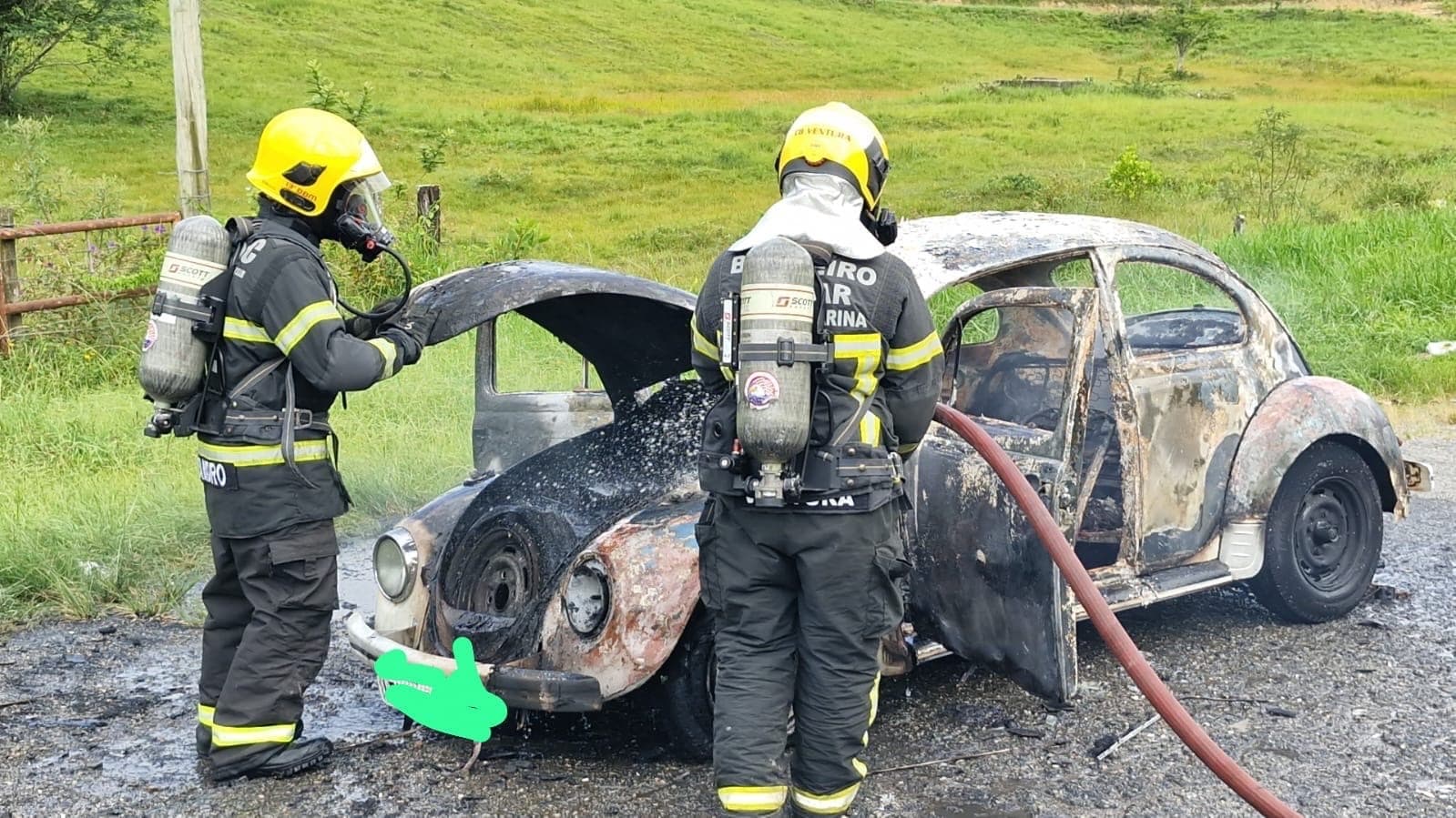 Fusca é devorado pelas chamas no túnel da BR-101, em Itajaí