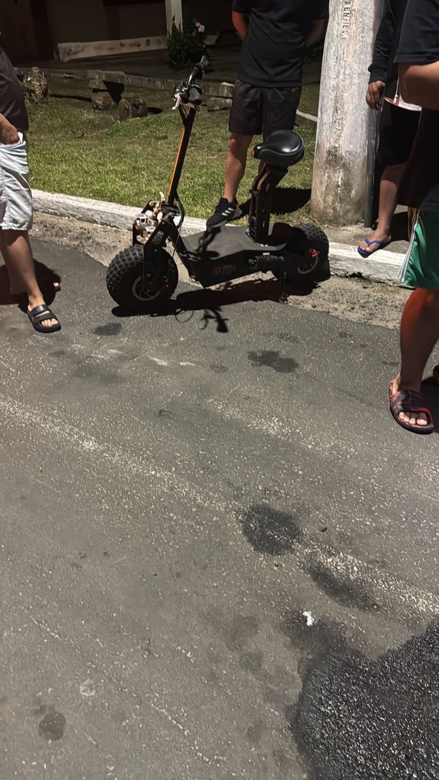 Traumatismo craniano e ferimentos graves: acidente com patinete elétrico choca moradores