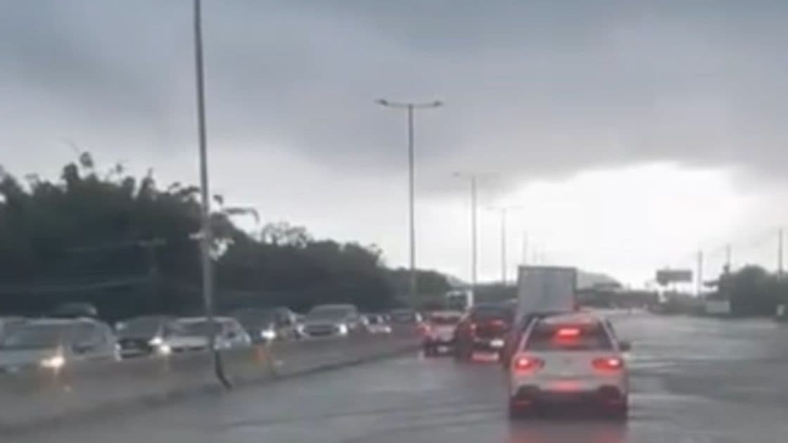 “Caos na Ilha”: SC-401 fica intransitável após fortes chuvas em Florianópolis