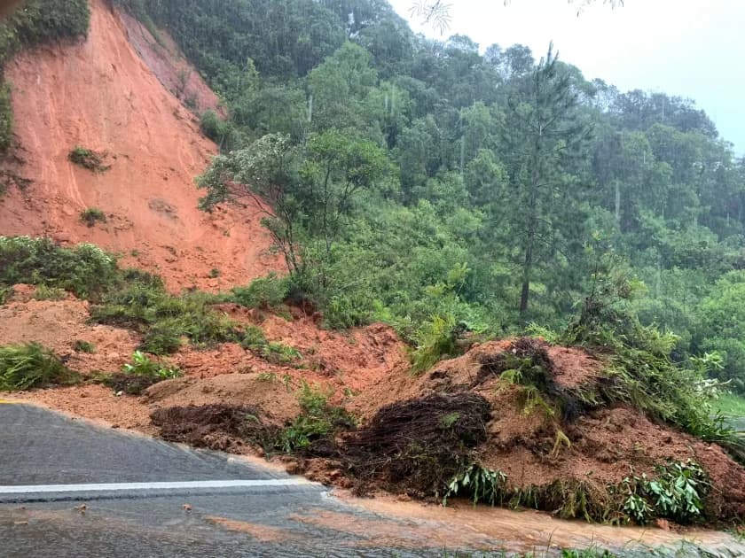 “Vem chuva ainda”: Defesa Civil emite alerta crítico para deslizamentos de terra no Litoral catarinense