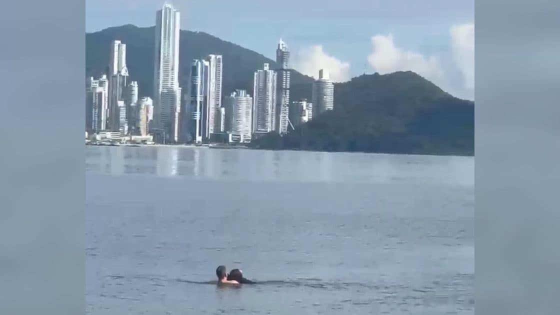 “Na hora certa”: Herói anônimo salva jovem de afogamento em Balneário Camboriú