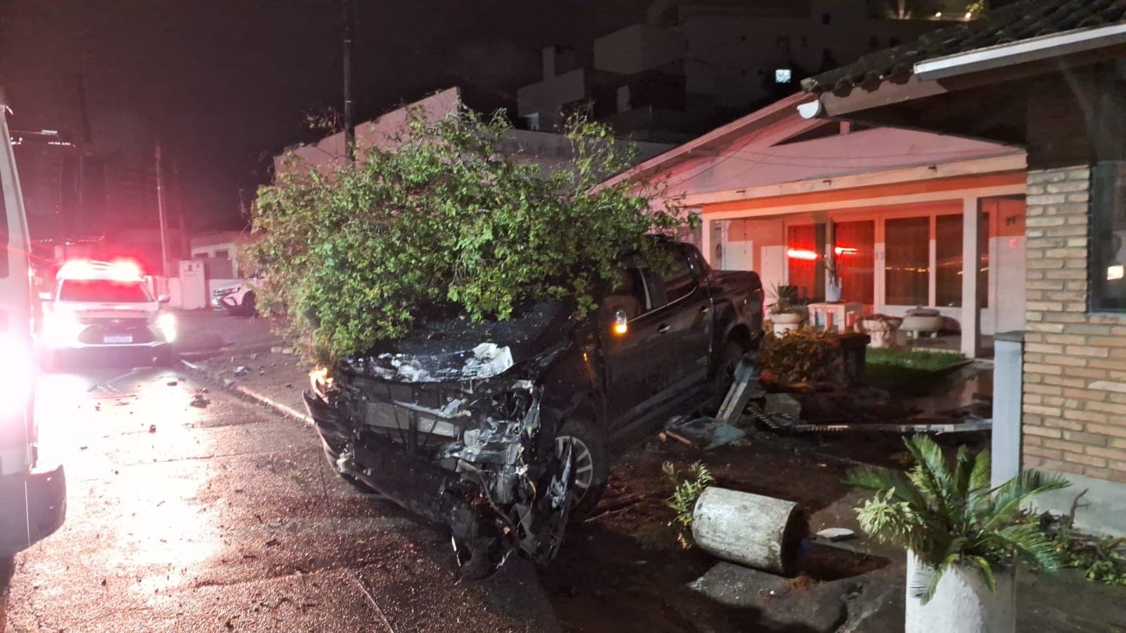 Jovem perde o controle do carro, destrói muro e é preso em Brusque
