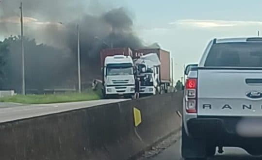 Carreta pega fogo após acidente e interdita BR-101 em Barra Velha