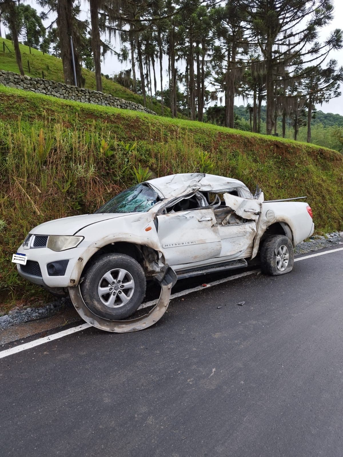 Motorista fica ferido após colisão violenta entre caminhonete e caminhão em Rio dos Cedros