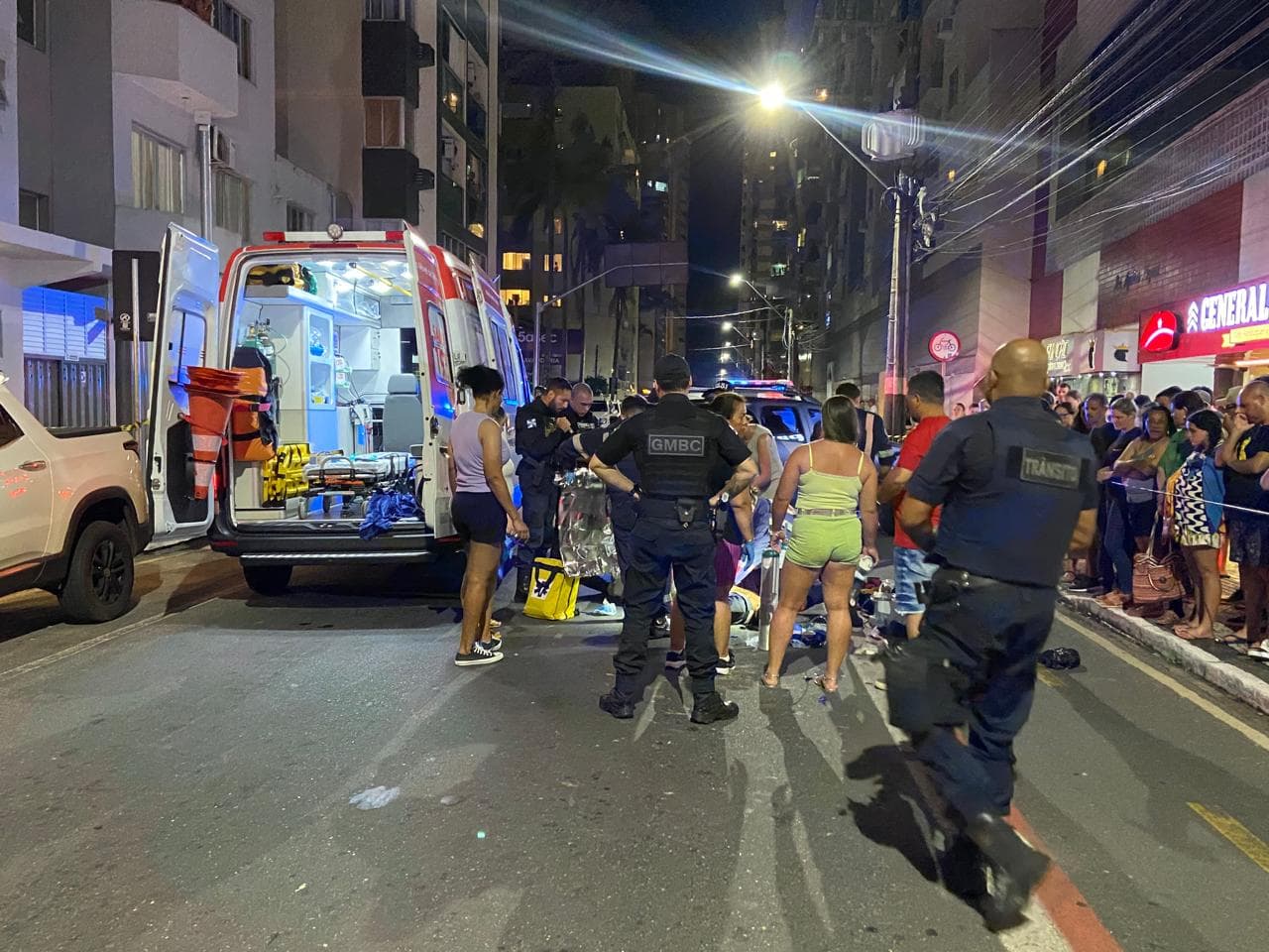 Homem entra embaixo de caminhão e morre esmagado em Balneário Camboriú