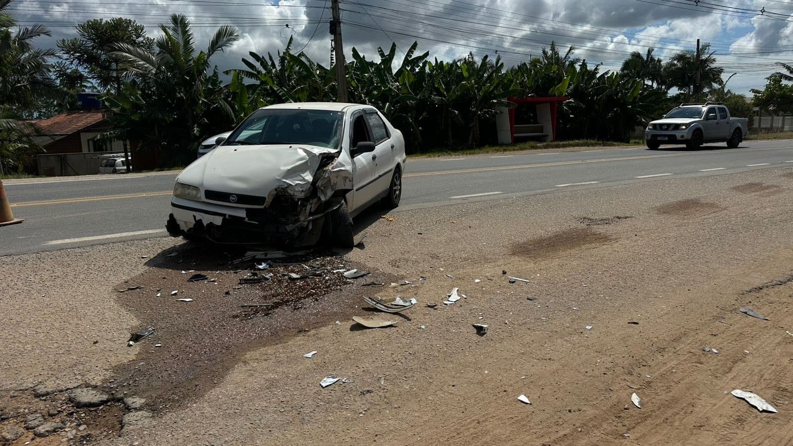 Manobra arriscada termina com carros destruídos em acidente na SC-410, em Tijucas