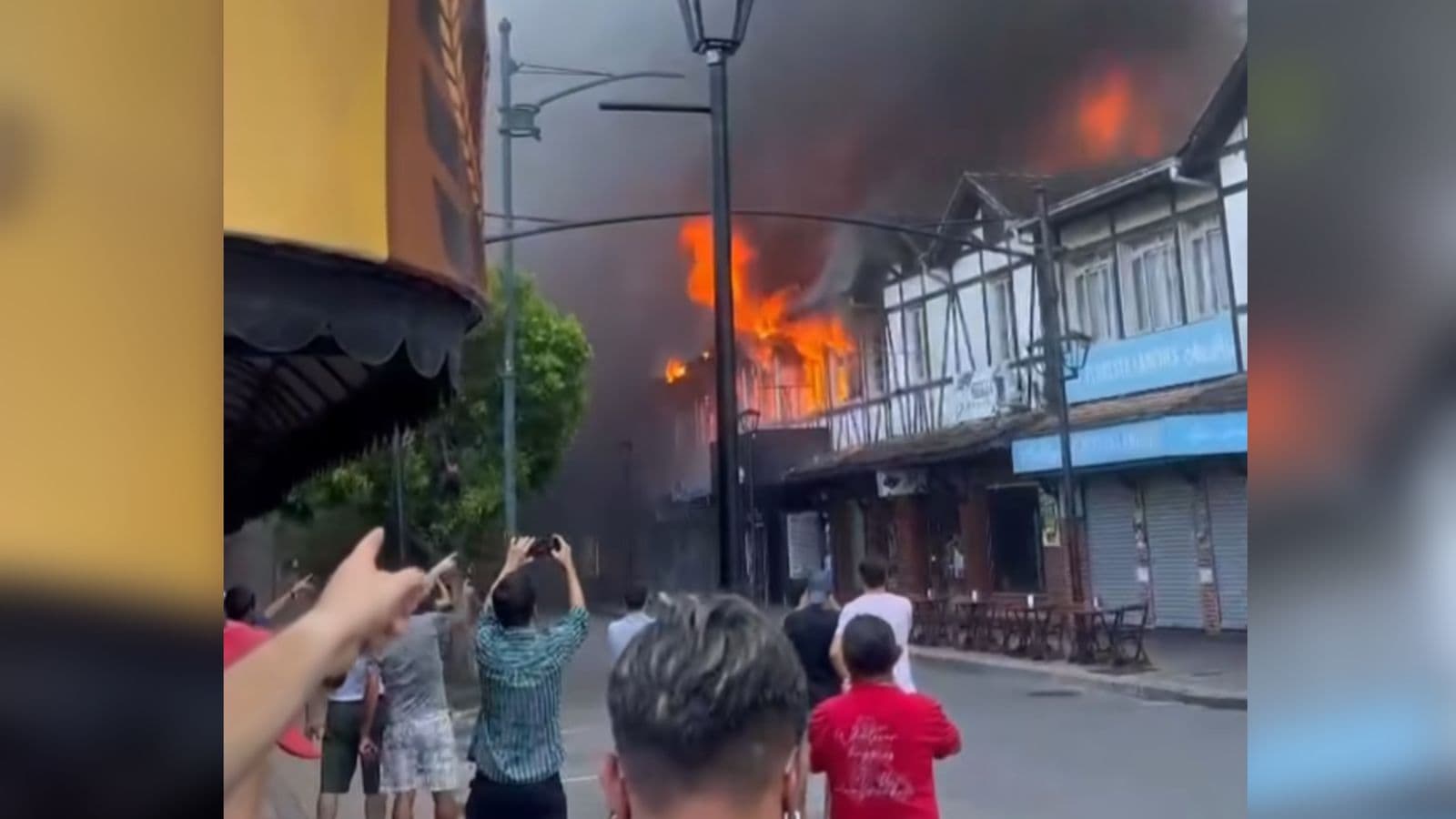Incêndio destrói prédio na Rua XV de Novembro em Blumenau