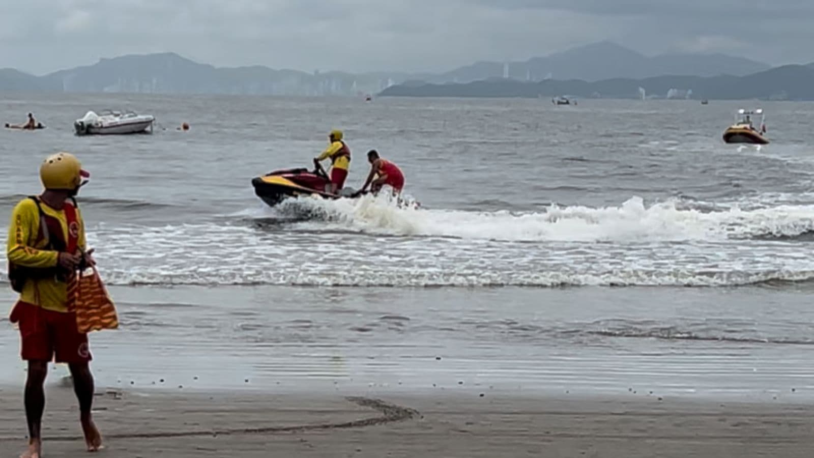 Jovem desaparece no mar após ir à praia pela primeira vez em Santa Catarina
