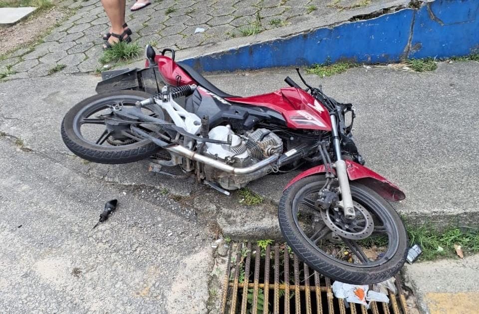 Motociclista sofre fraturas graves em colisão e é encontrado sem capacete em Brusque