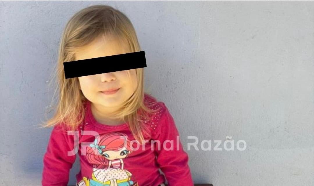 Emoção e lágrimas marcam o último adeus à menina de 4 anos morta a facadas pela própria irmã
