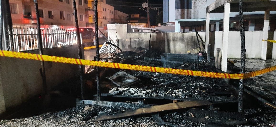 Incêndio destrói residência em Bombinhas e danifica prédio vizinho