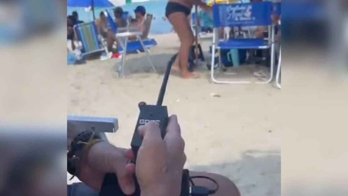 Argentino usa aparelho para desligar caixa com som alto em praia e causa polêmica