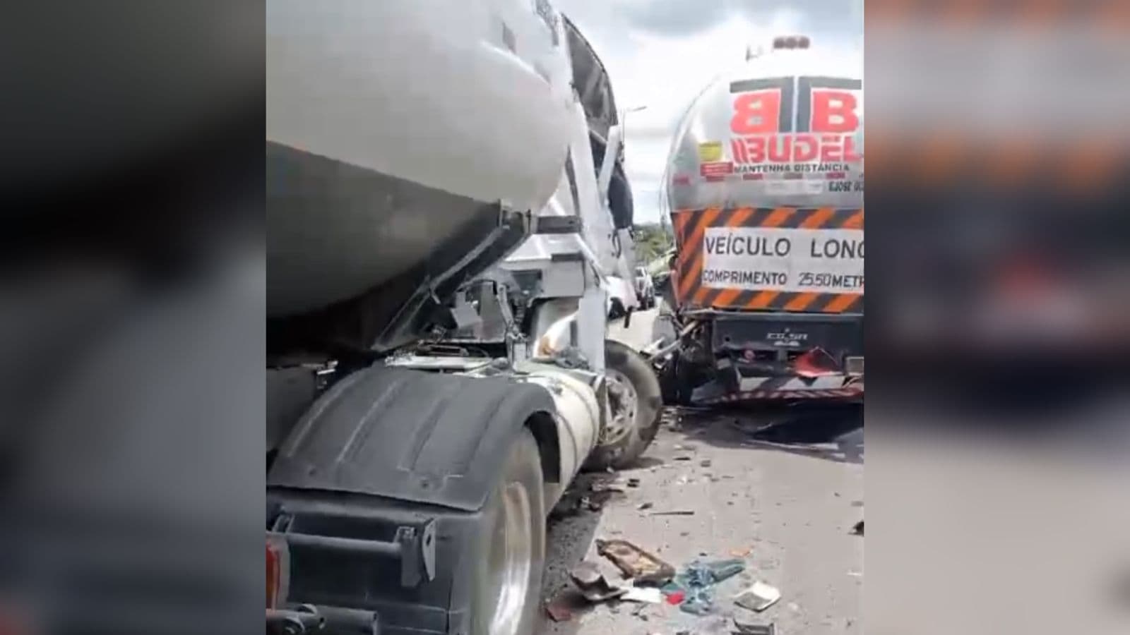 Caminhão carregado de álcool se envolve em acidente e causa vazamento na BR-101