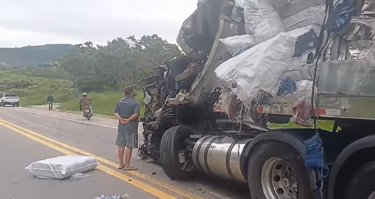 Pai deixa filho de 16 anos dirigir carreta e morre após acidente na BR-116