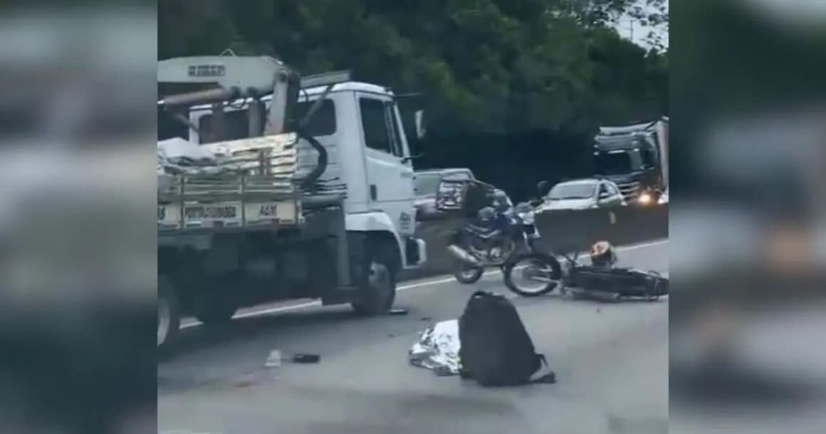 Colisão entre caminhão e moto termina em duas mortes na BR-101, em Itajaí