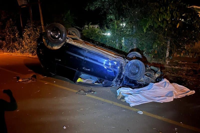 Motorista perde controle de veículo e morre após bater em muro de residência